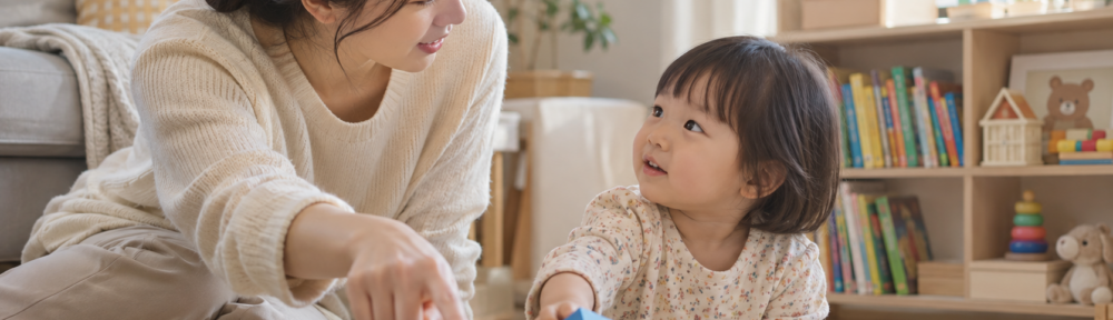 말은 늦지만 엄마의 말을 이해하고 블록 놀이에 참여하는 어린아이와 엄마의 모습