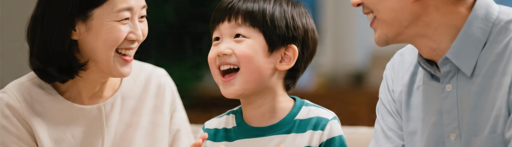 남자 아이가 엄마, 아빠와 즐겁게 대화하는 모습
