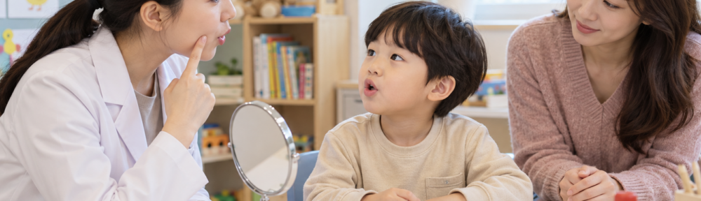 언어재활사가 발음 연습을 지도하고 보호자가 지켜보는 대구 아동 언어치료 장면